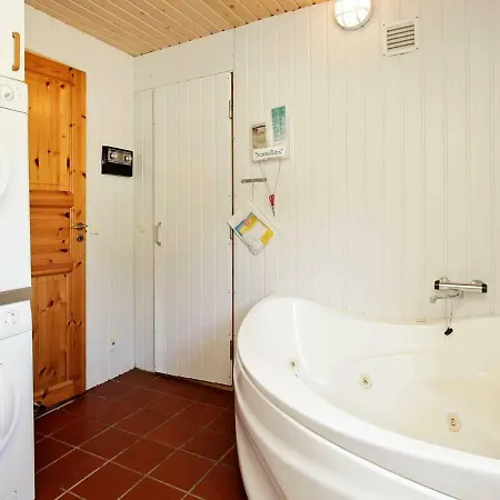 Three-bedroom Holiday In 10