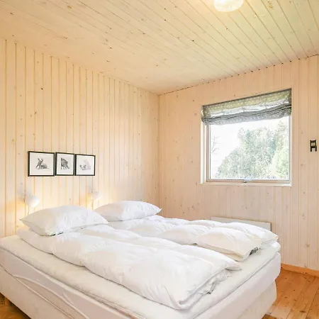 Three-bedroom Holiday In 10