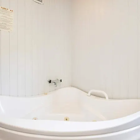 Three-bedroom Holiday In 10 *